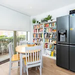 Modern 2Br Wpatio & Free Parking, Canning Town