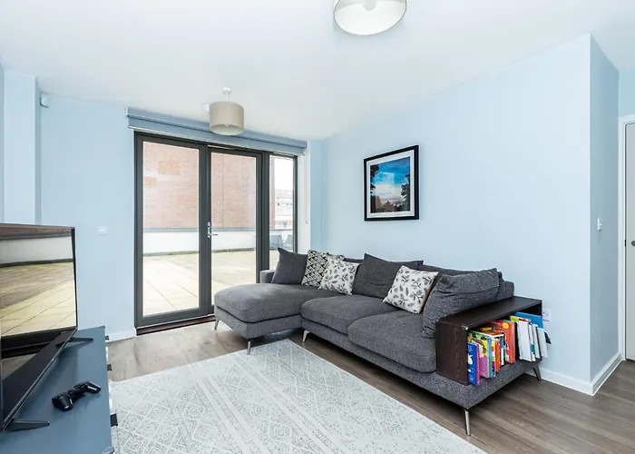 Modern 2Br Wpatio & Free Parking, Canning Town