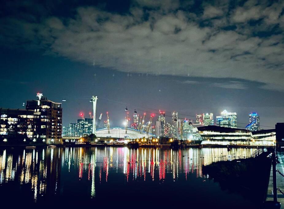 Modern 2br Wpatio & Free Parking, Canning Town Appartamento *
