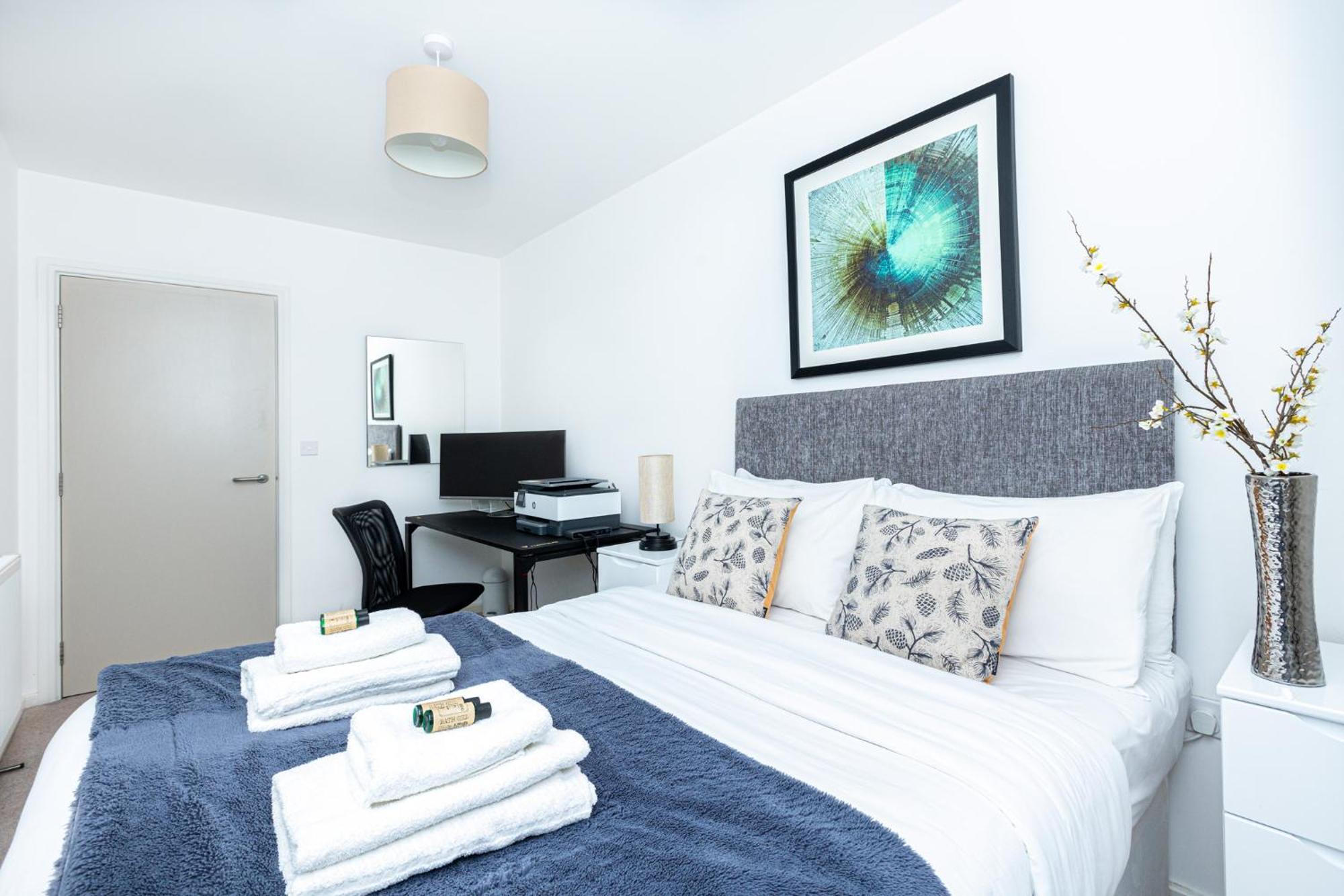 Modern 2br Wpatio & Free Parking, Canning Town