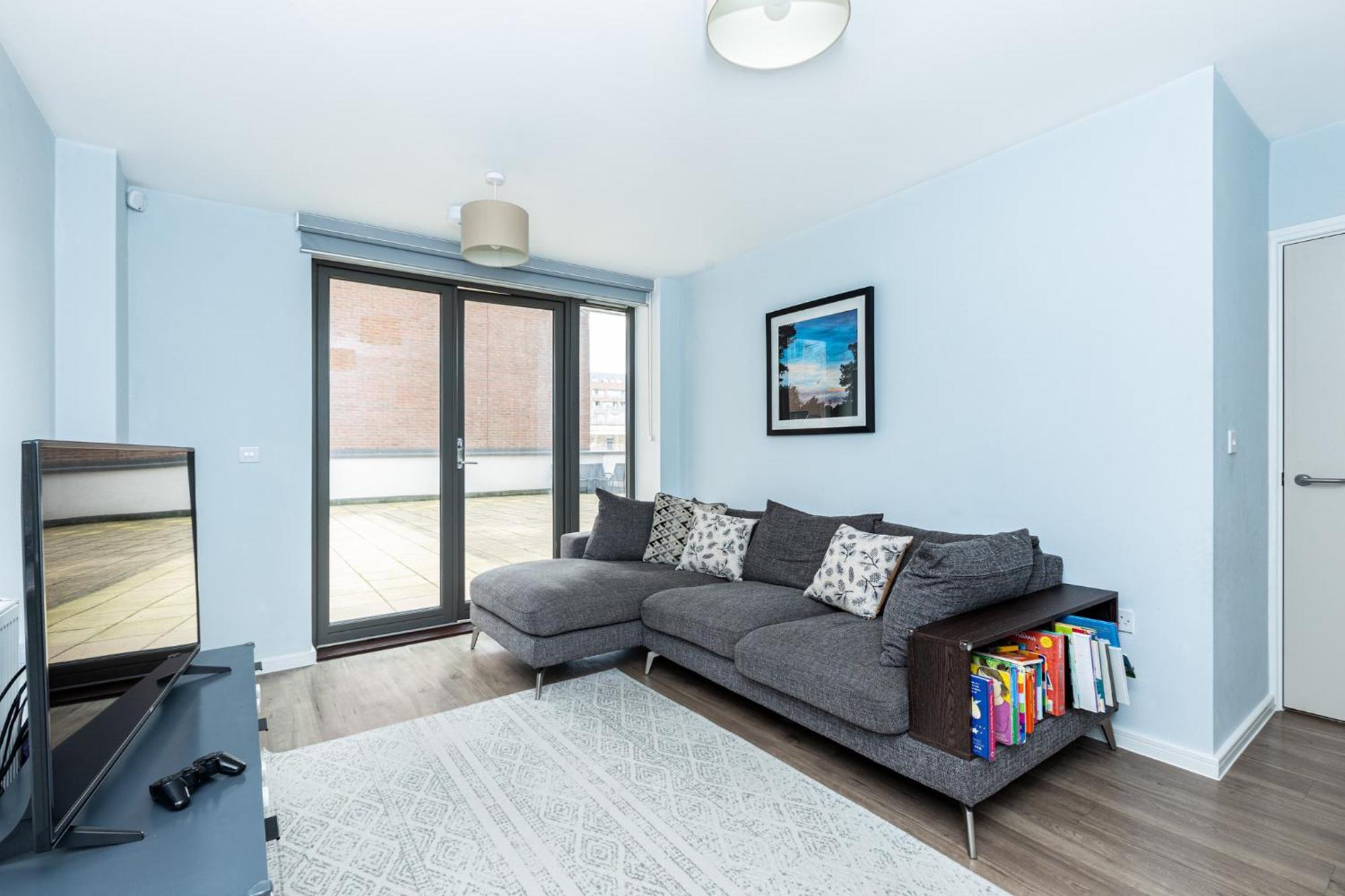 Appartamento Modern 2br Wpatio & Free Parking, Canning Town Londra