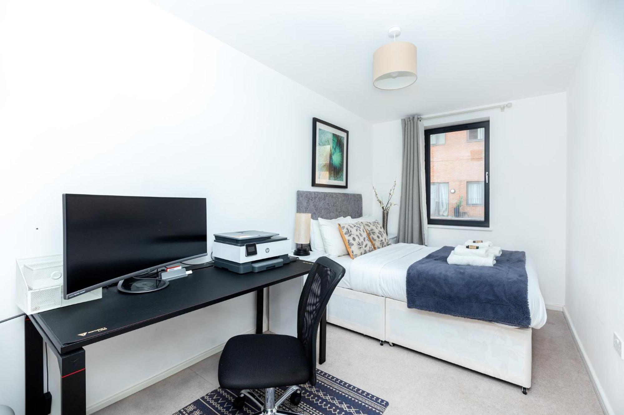Modern 2br Wpatio & Free Parking, Canning Town Londra