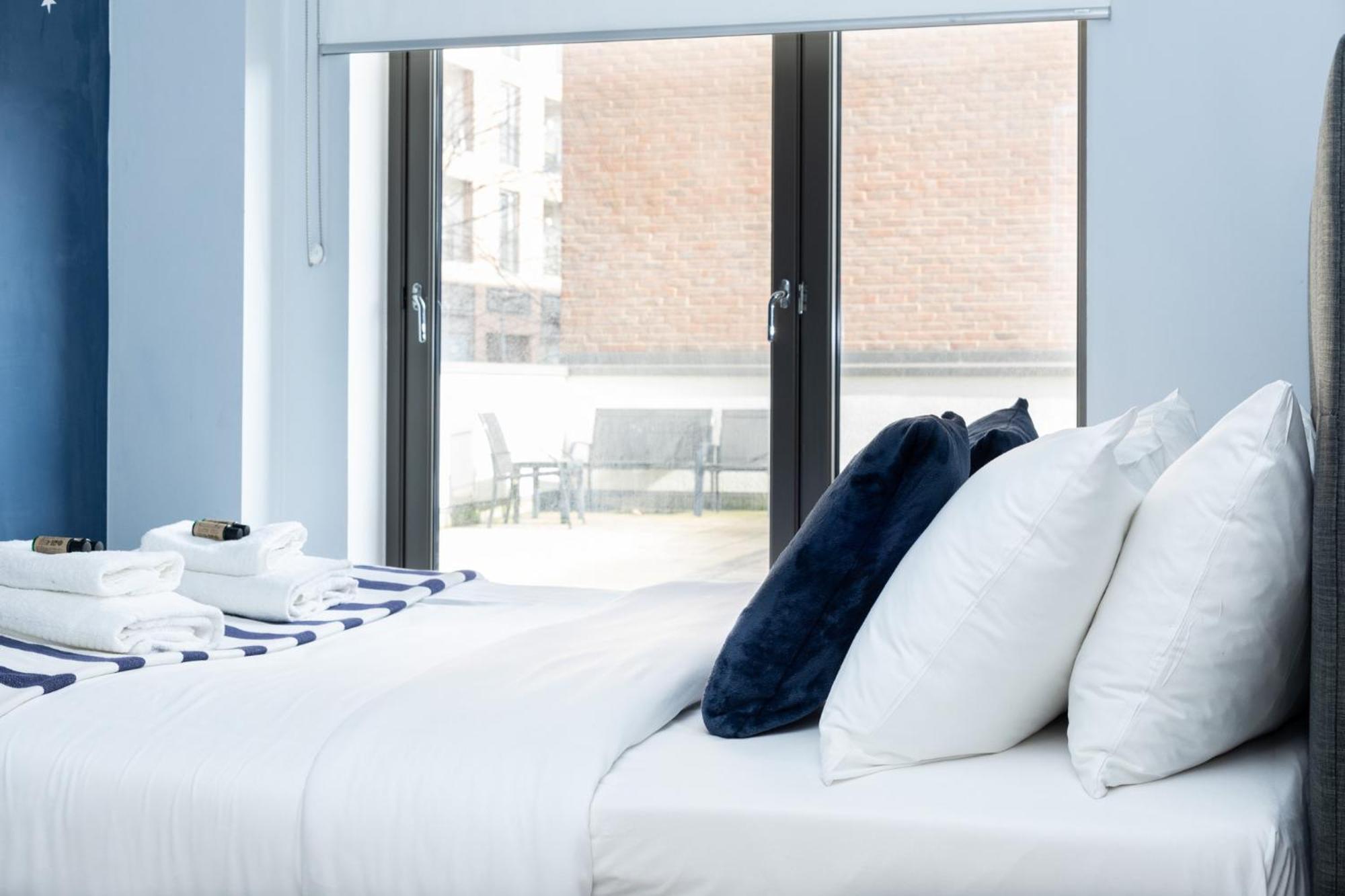 Modern 2br Wpatio & Free Parking, Canning Town