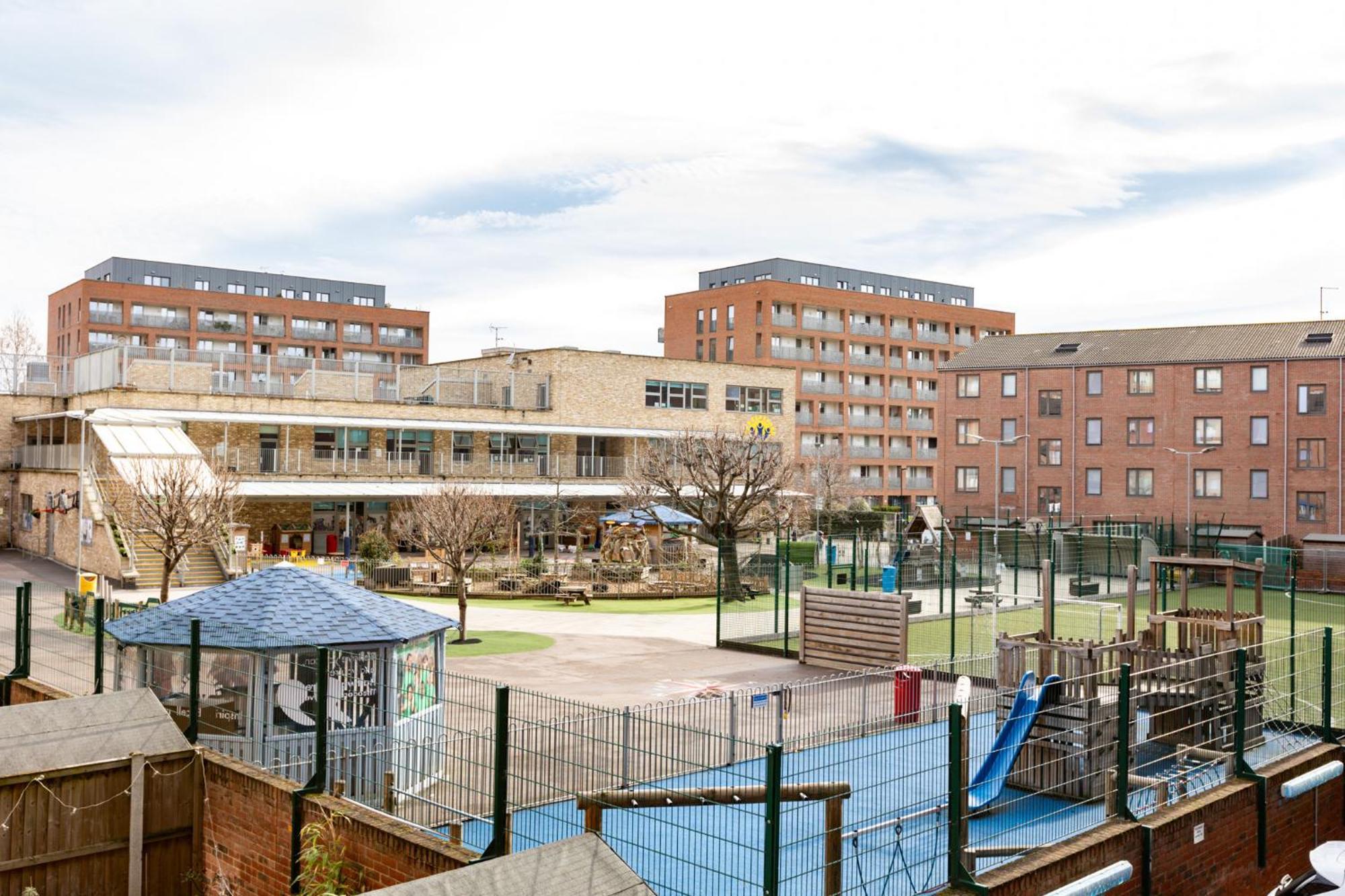 Modern 2br Wpatio & Free Parking, Canning Town Appartamento *