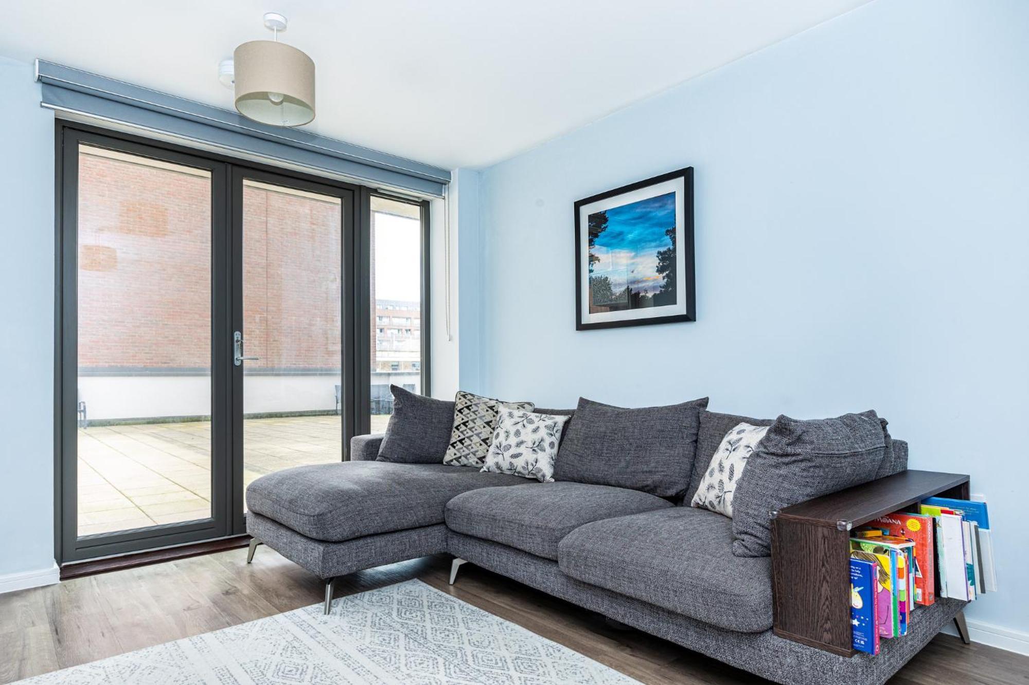 Modern 2br Wpatio & Free Parking, Canning Town *