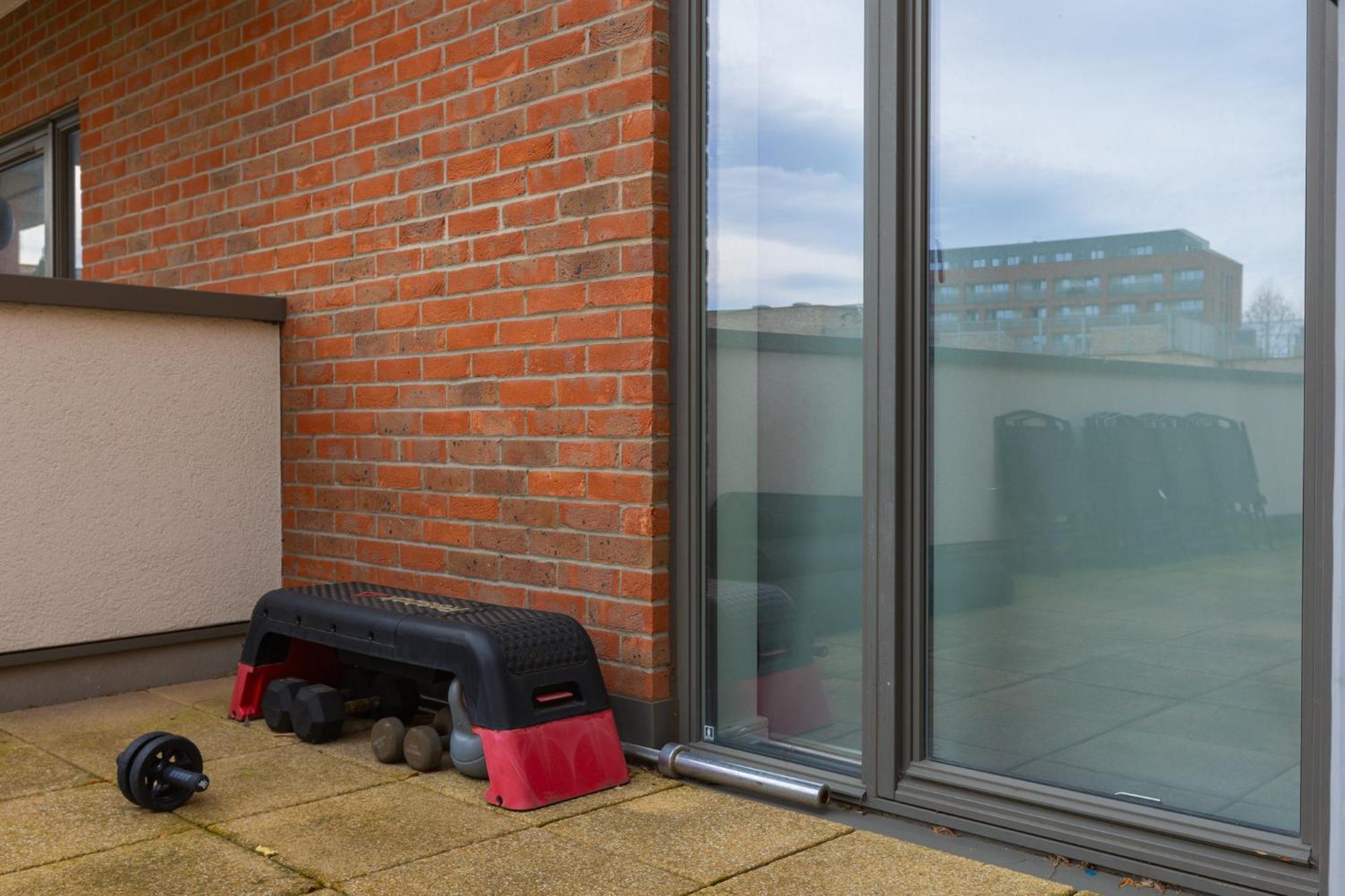 Modern 2br Wpatio & Free Parking, Canning Town Apartament