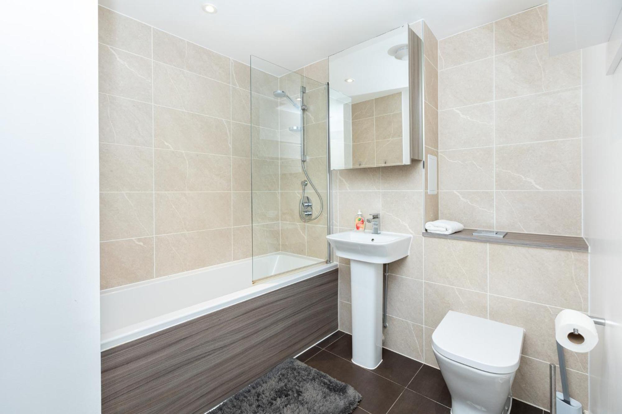 Modern 2br Wpatio & Free Parking, Canning Town Londra