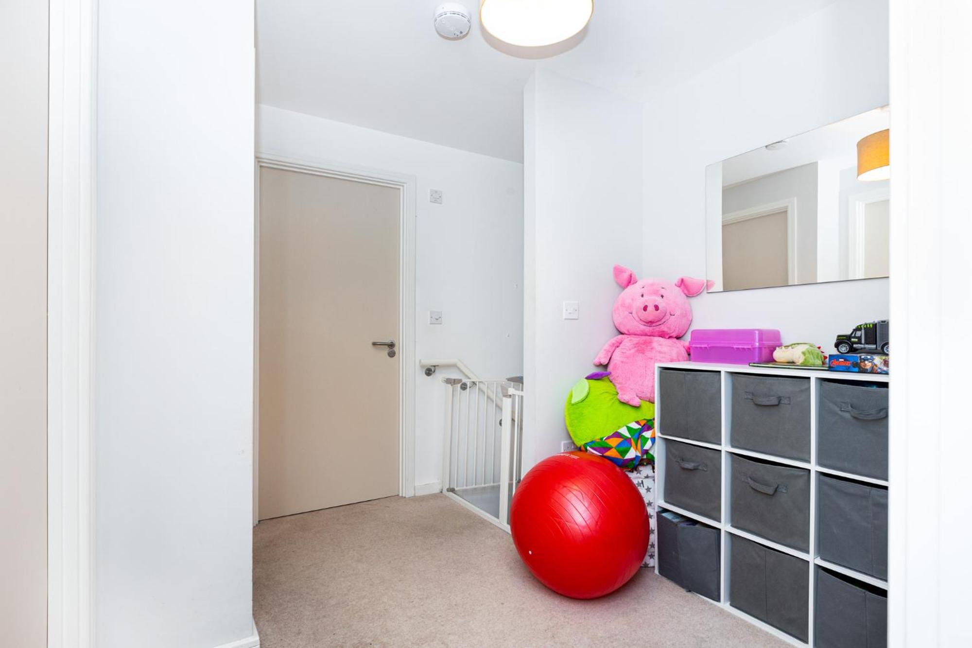 Modern 2br Wpatio & Free Parking, Canning Town *