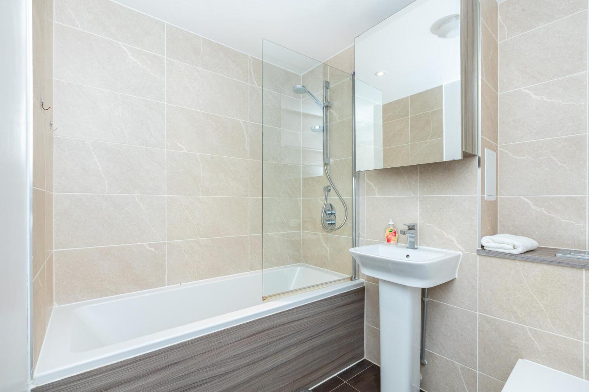 Modern 2br Wpatio & Free Parking, Canning Town