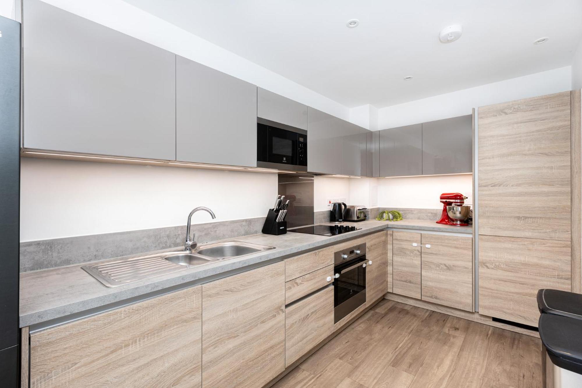 Apartament Modern 2br Wpatio & Free Parking, Canning Town Londra