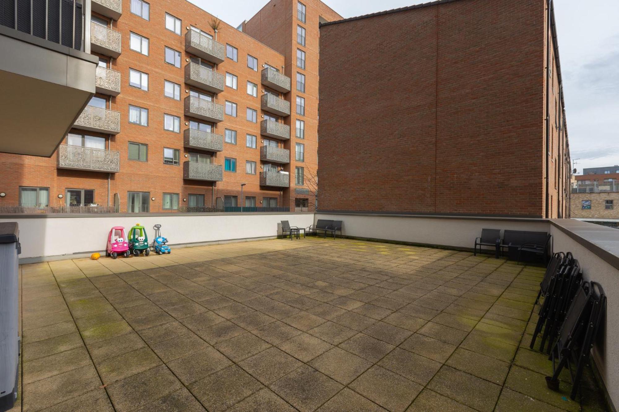 Modern 2br Wpatio & Free Parking, Canning Town Apartament Londra