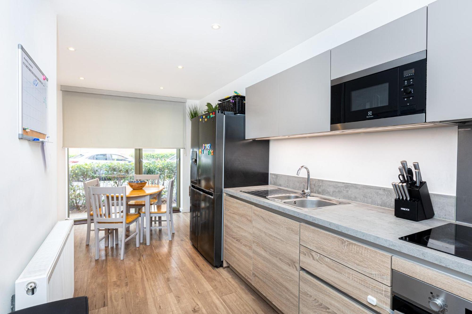 Modern 2br Wpatio & Free Parking, Canning Town Apartament