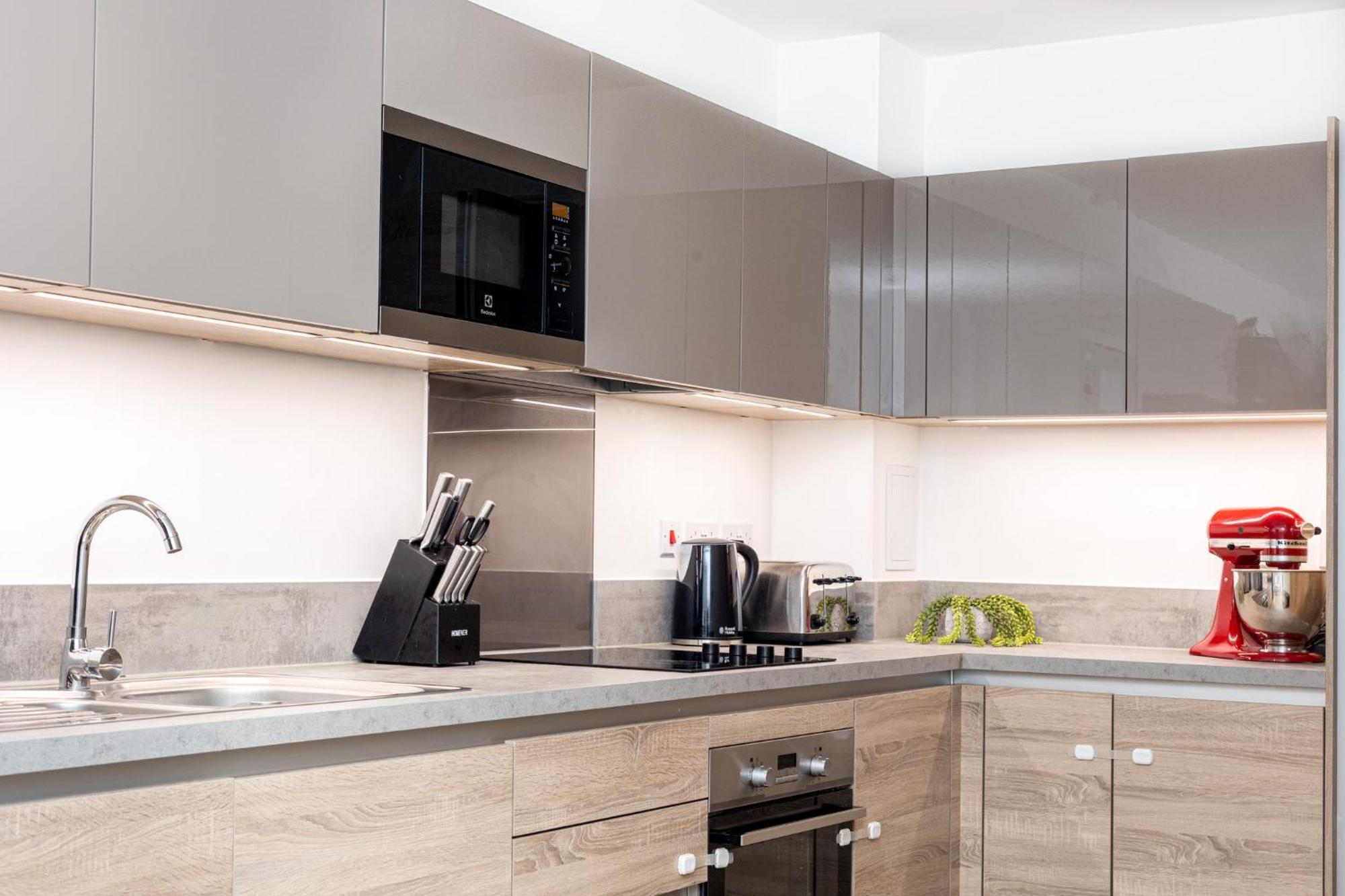 Modern 2br Wpatio & Free Parking, Canning Town