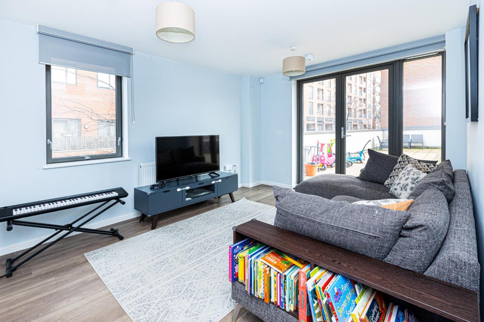 Apartament Modern 2br Wpatio & Free Parking, Canning Town Londra