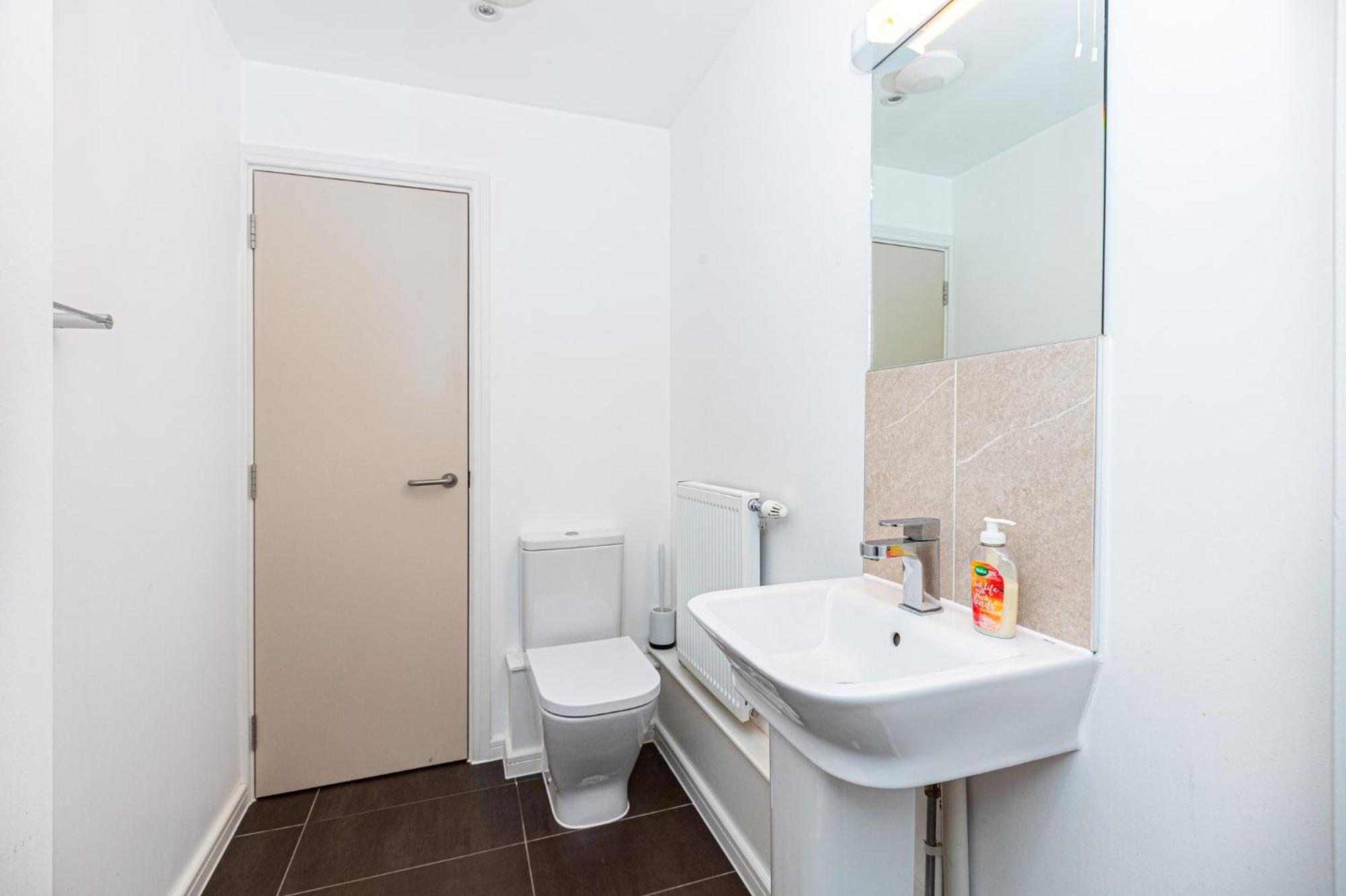 Modern 2br Wpatio & Free Parking, Canning Town * Londra