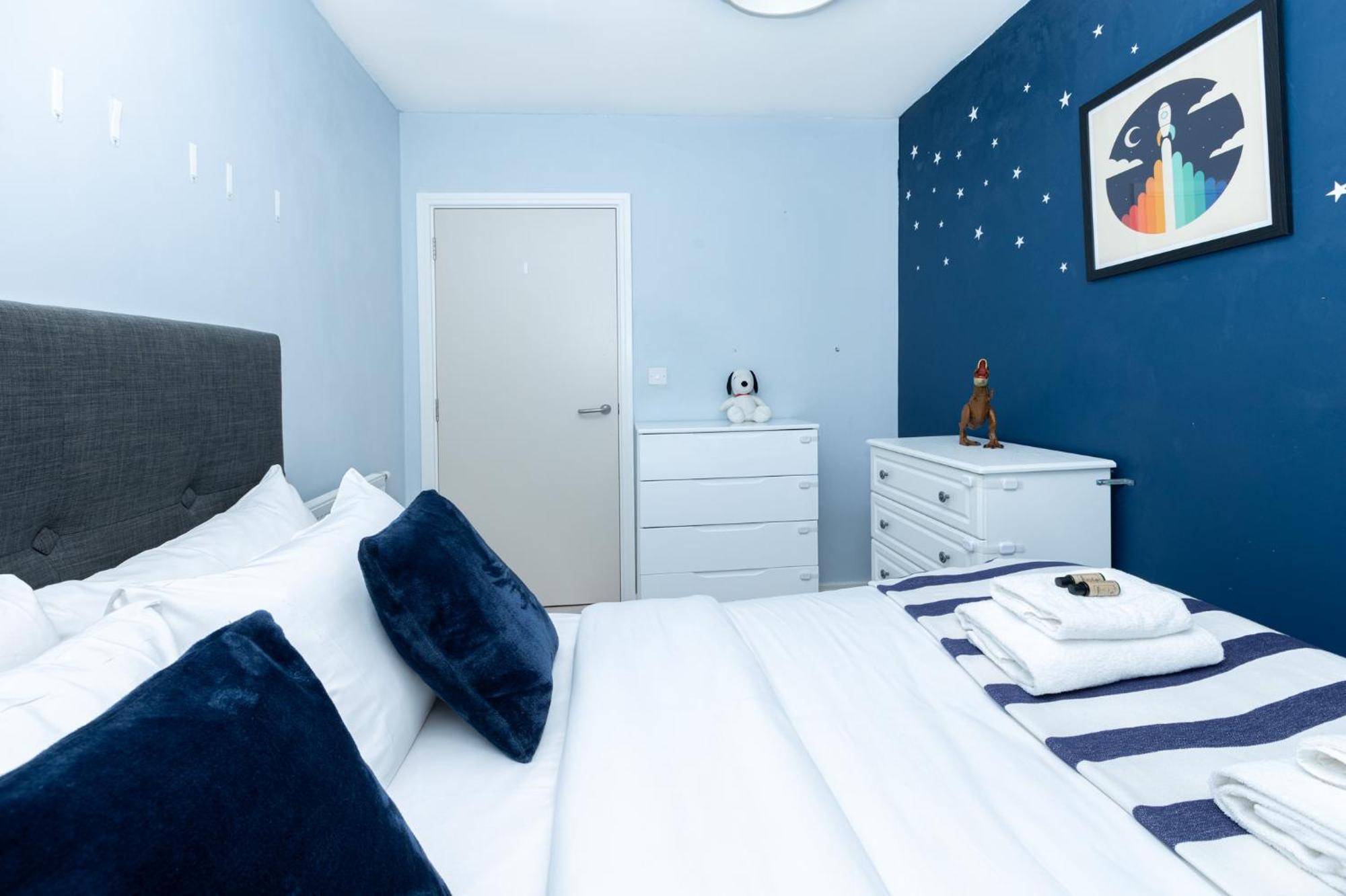 Modern 2br Wpatio & Free Parking, Canning Town Apartament