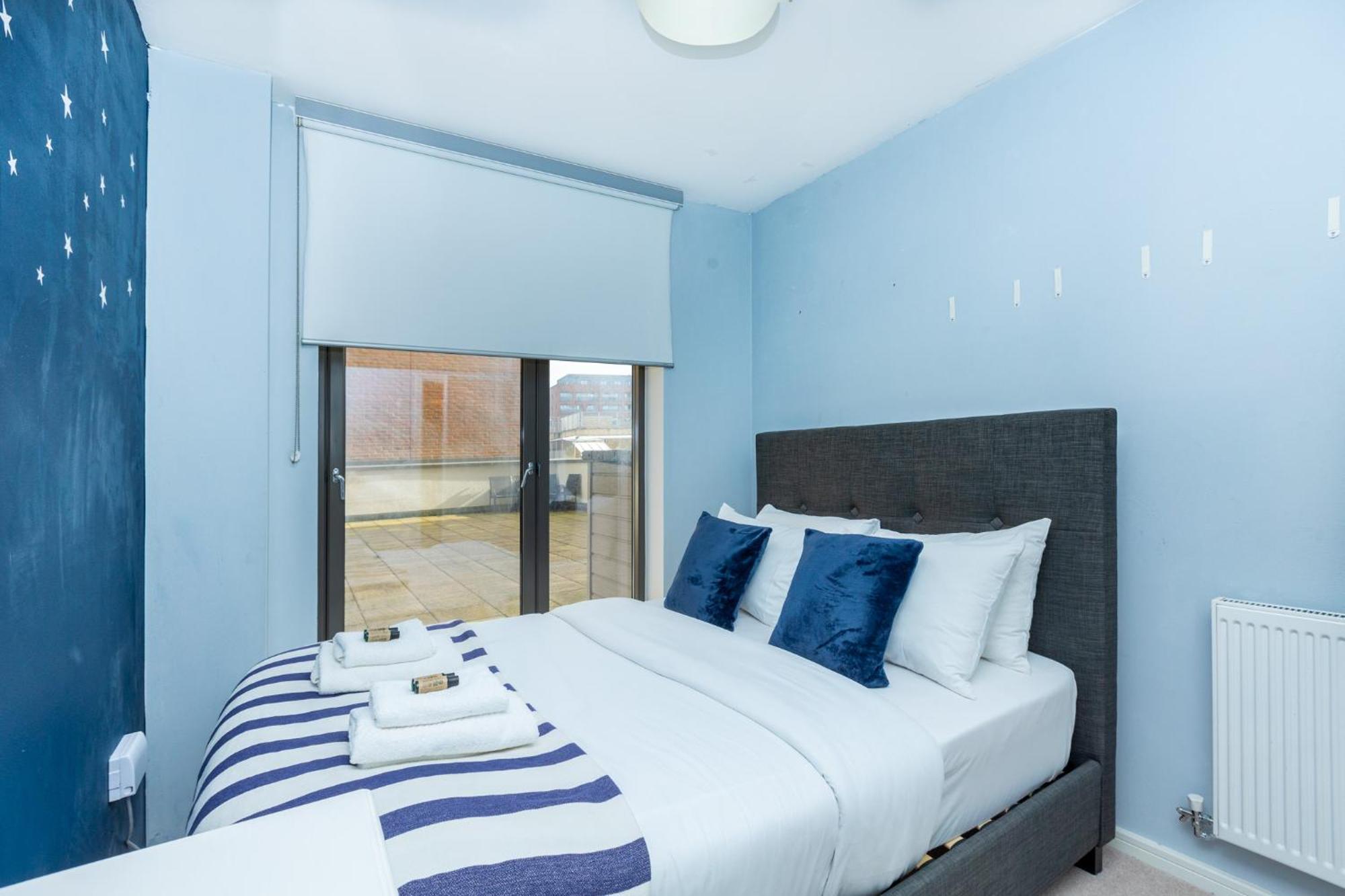 Modern 2br Wpatio & Free Parking, Canning Town Apartament Londra
